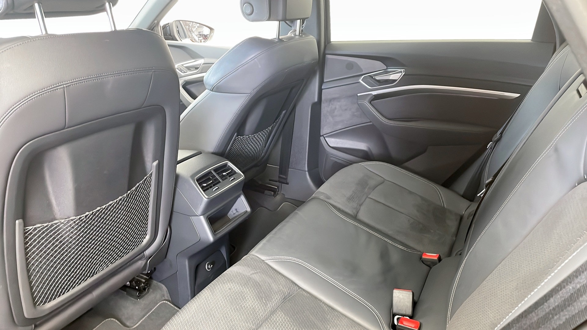 Bild som visar Audi e-tron Sportback e-tron Sportback 55 quattro S line 300,00 kW - för mer information kontakta din Audi Partner