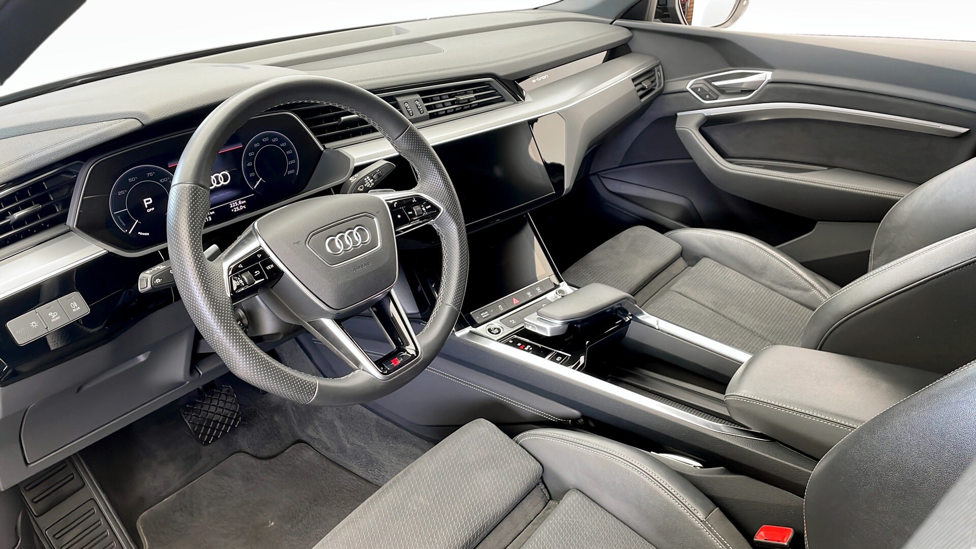 Bild som visar&nbsp;Audi e-tron Sportback&nbsp;e-tron Sportback 55 quattro S line 300,00 kW - för mer information kontakta din Audi Partner