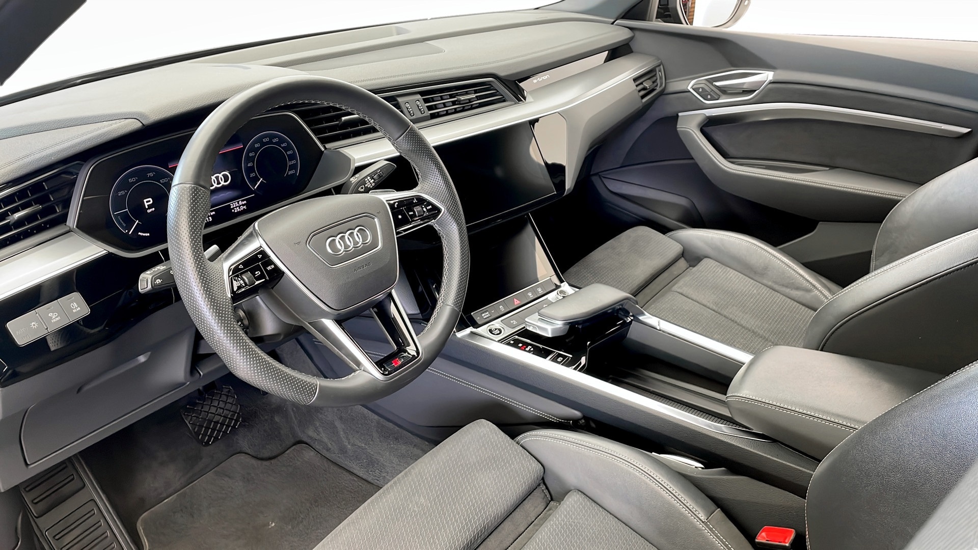 Bild som visar Audi e-tron Sportback e-tron Sportback 55 quattro S line 300,00 kW - för mer information kontakta din Audi Partner