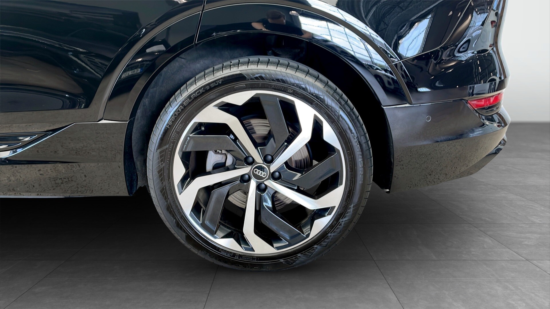 Bild som visar&nbsp;Audi e-tron Sportback&nbsp;e-tron Sportback 55 quattro S line 300,00 kW - för mer information kontakta din Audi Partner