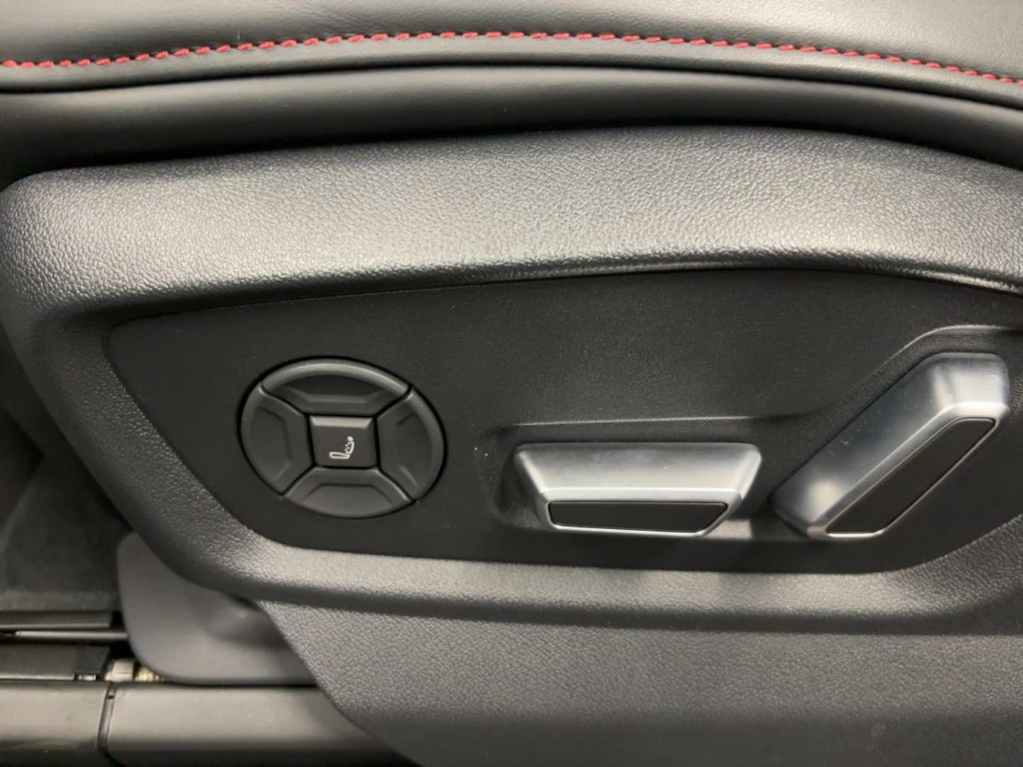 Bild über Audi SQ7 SUV TFSI quattro tiptronic - für weitere Informationen kontaktieren Sie den Audi Partner