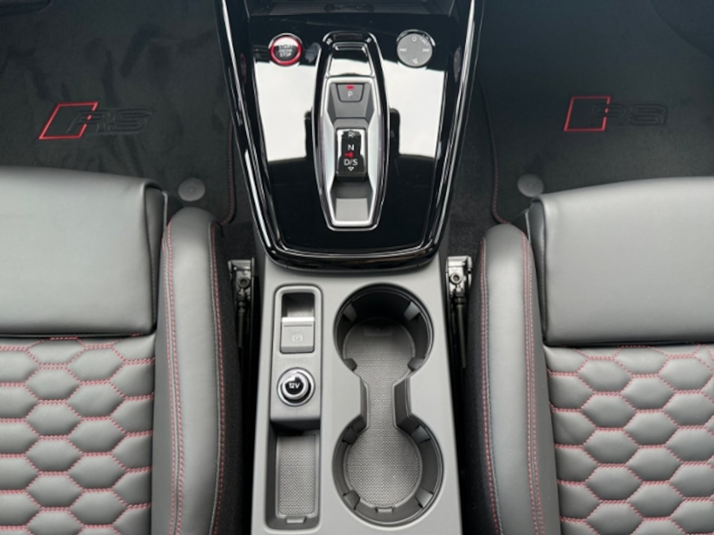 Bild über Audi RS 3 Limousine TFSI quattro 294 kW S tronic - für weitere Informationen kontaktieren Sie den Audi Partner
