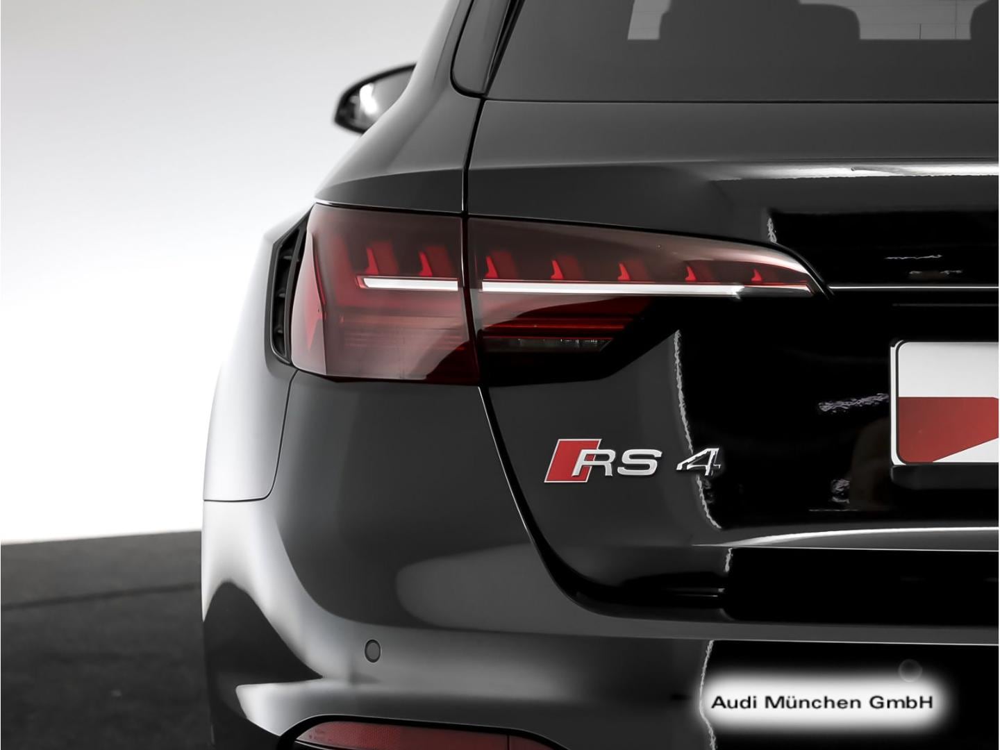 Bild über Audi RS 4 Avant TFSI quattro tiptronic - für weitere Informationen kontaktieren Sie den Audi Partner