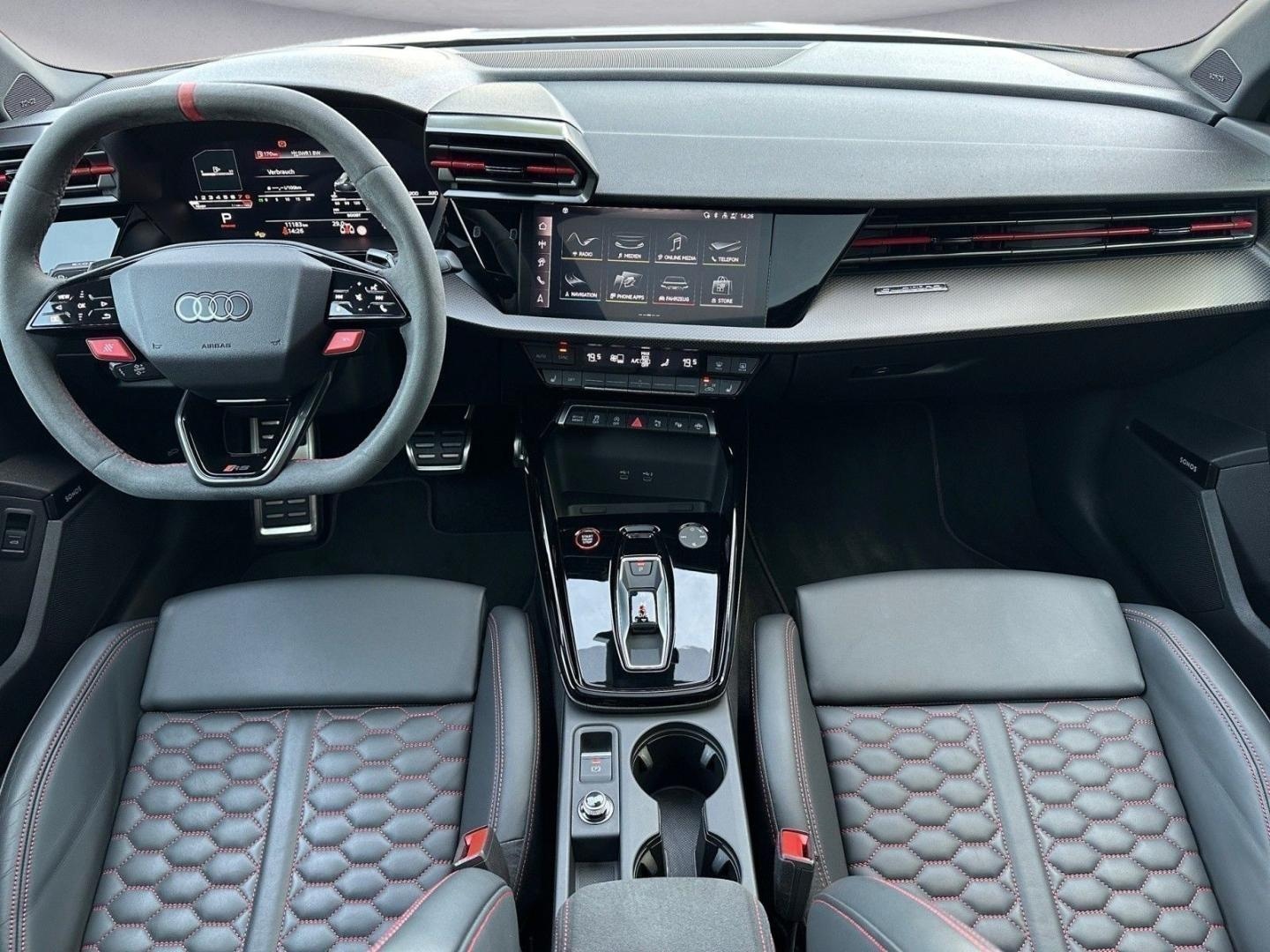 Bild über Audi RS 3 Limousine TFSI quattro S tronic - für weitere Informationen kontaktieren Sie den Audi Partner