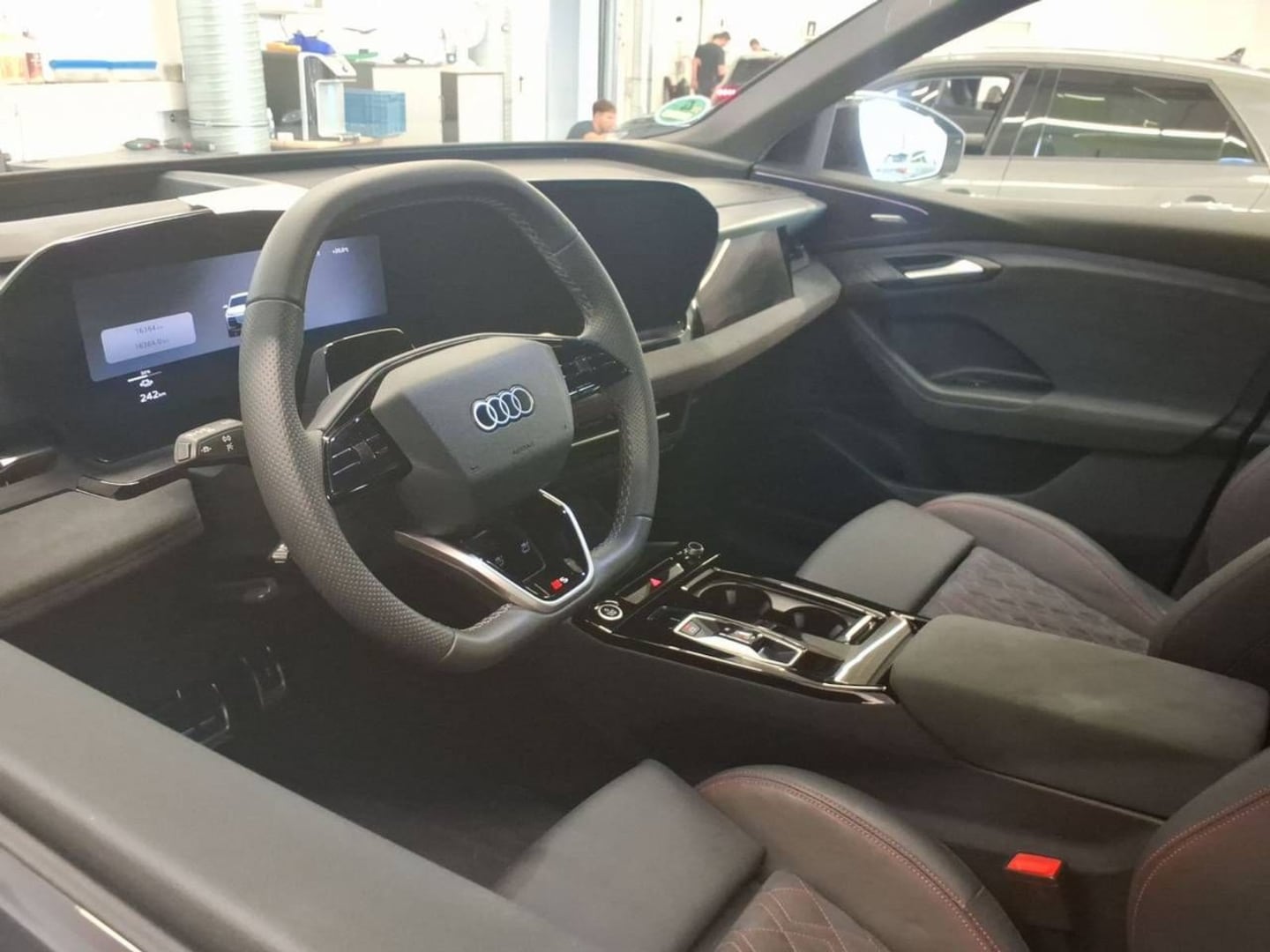 Bild über Audi Q6 SUV e-tron S line business e-tron quattro 315 kW - für weitere Informationen kontaktieren Sie den Audi Partner