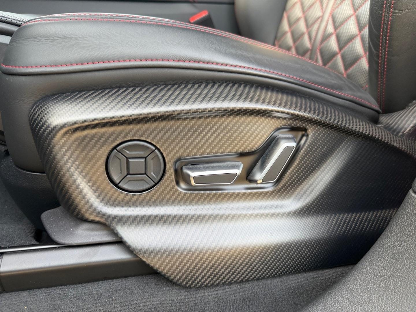 Bild über Audi SQ8 SUV TFSI quattro tiptronic - für weitere Informationen kontaktieren Sie den Audi Partner