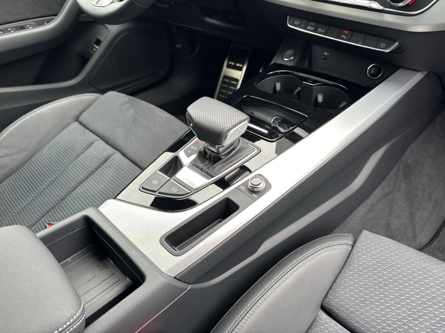 Bild über Audi A4 Avant S line 40 TFSI S tronic - für weitere Informationen kontaktieren Sie den Audi Partner