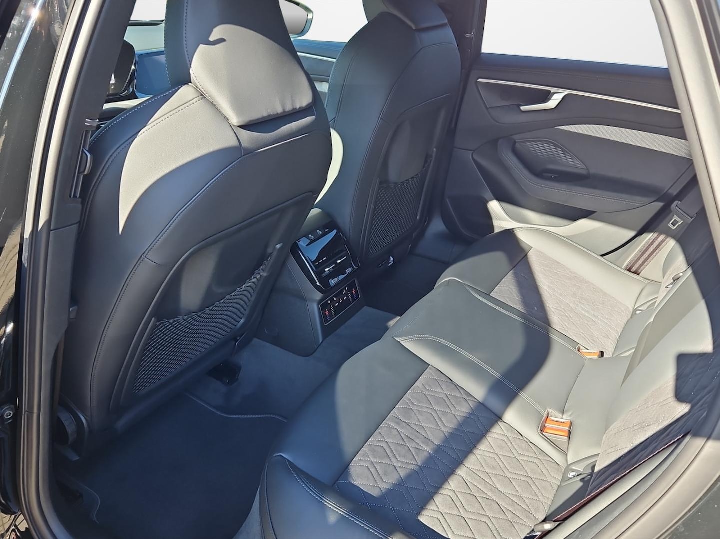 Bild über Audi A6 Avant e-hybrid e-hybrid quattro 270 kW S tronic - für weitere Informationen kontaktieren Sie den Audi Partner
