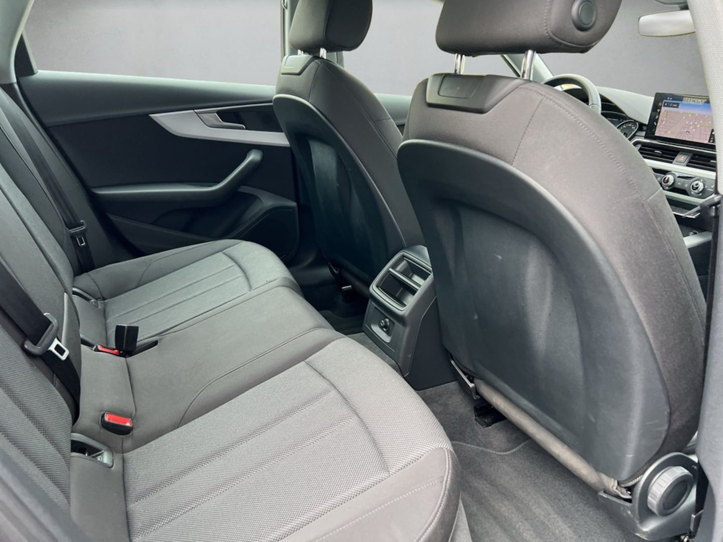 Bild über Audi A4 Avant 30 TDI S tronic - für weitere Informationen kontaktieren Sie den Audi Partner