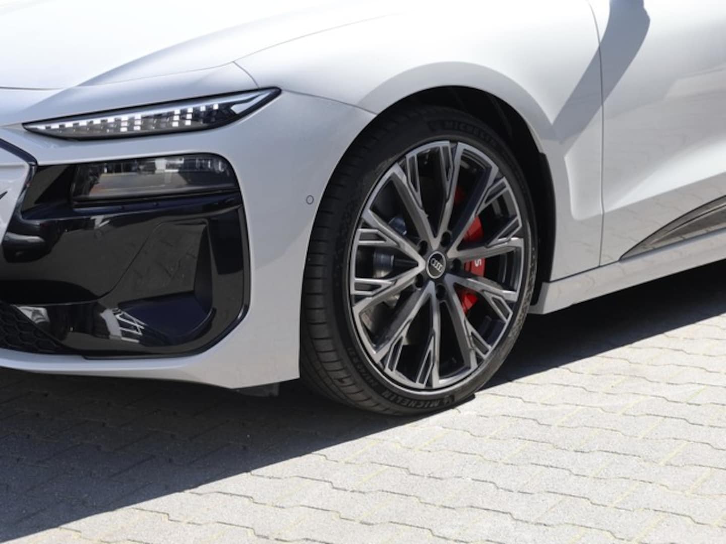 Bild über Audi S6 Sportback e-tron edition one beige e-tron - für weitere Informationen kontaktieren Sie den Audi Partner