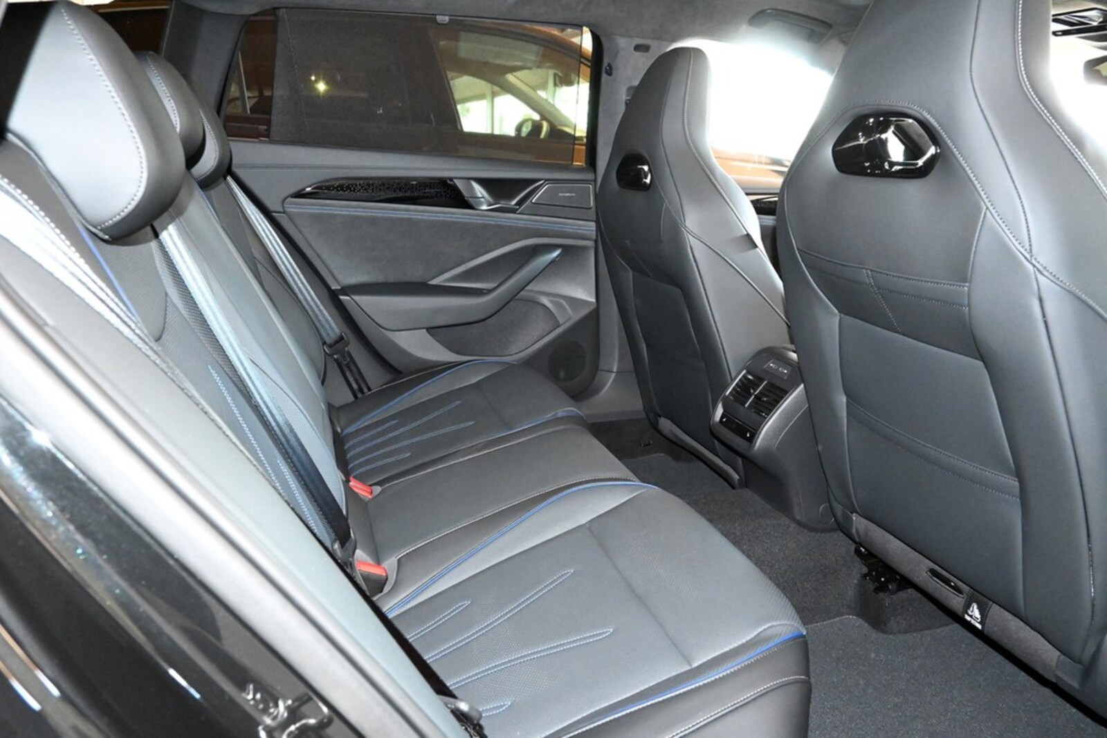Volkswagen Passat – Bild 8