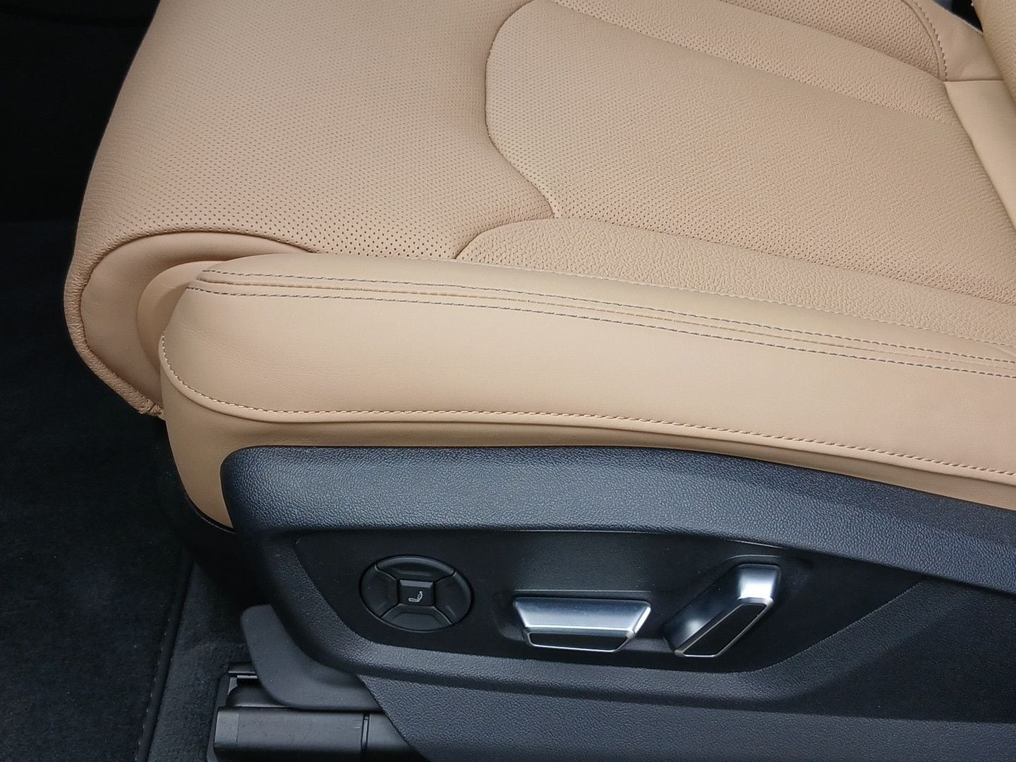 Bild über Audi Q7 SUV S line business TDI quattro 170 kW tiptronic - für weitere Informationen kontaktieren Sie den Audi Partner