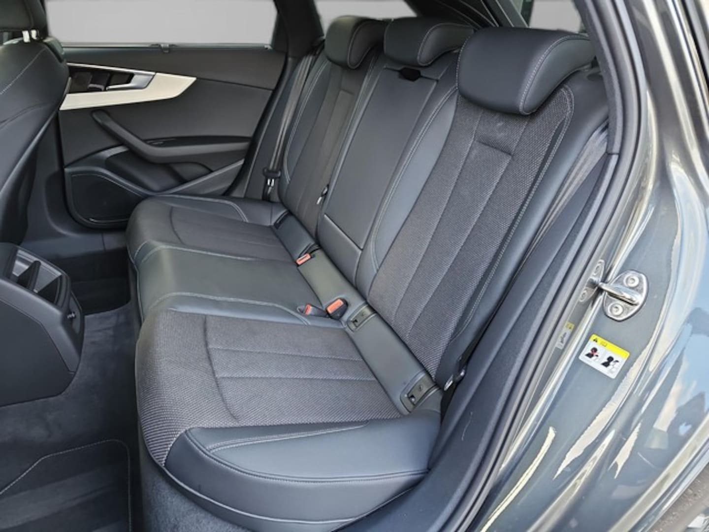 Bild über Audi A4 Avant S line 40 TFSI S tronic - für weitere Informationen kontaktieren Sie den Audi Partner