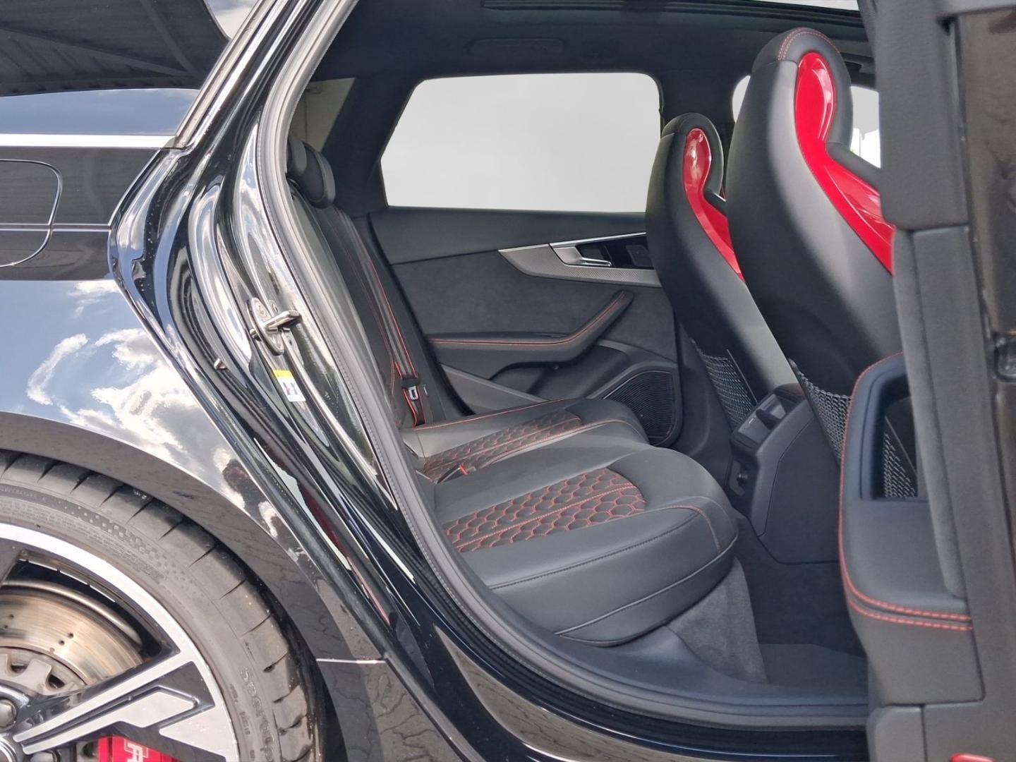 Bild über Audi RS 4 Avant TFSI quattro tiptronic - für weitere Informationen kontaktieren Sie den Audi Partner