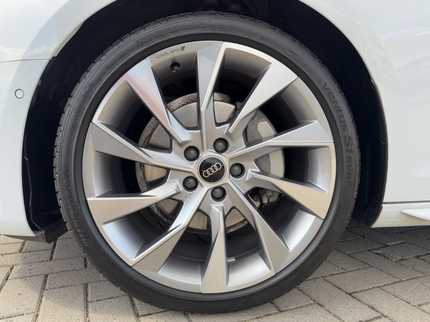 Bild über Audi A4 Avant S line 40 TFSI S tronic - für weitere Informationen kontaktieren Sie den Audi Partner