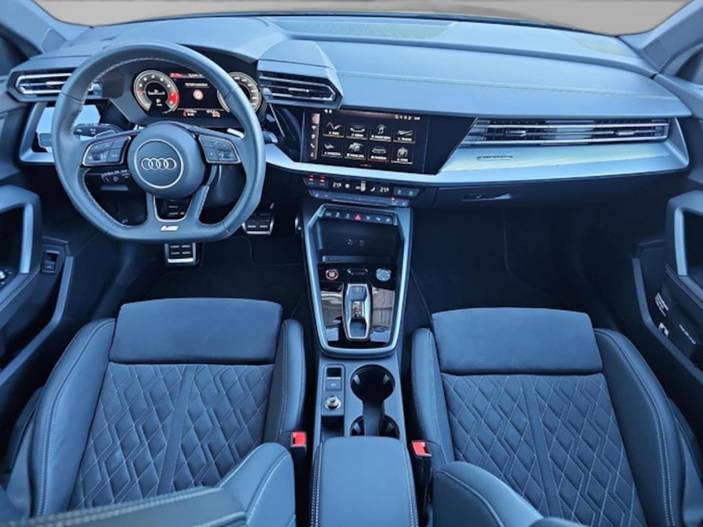 Bild über Audi S3 Limousine TFSI quattro S tronic - für weitere Informationen kontaktieren Sie den Audi Partner