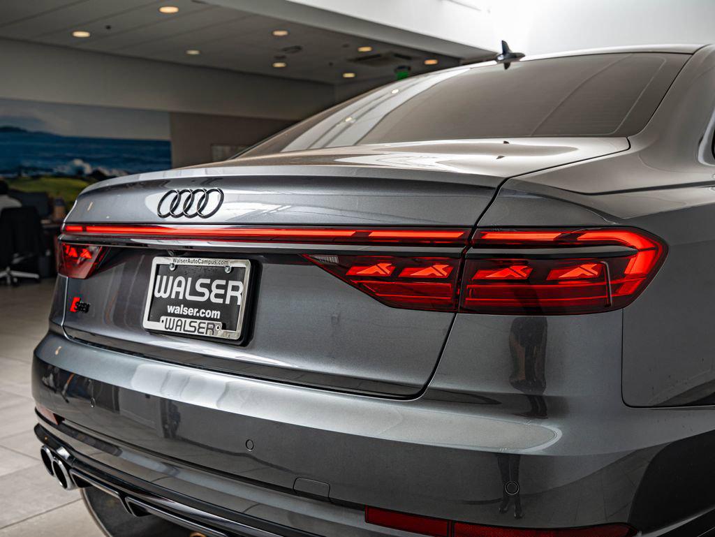 2022 Audi S8 Base - Photo 15
