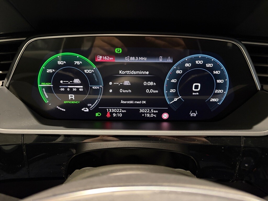 Bild som visar&nbsp;Audi Q8 e-tron&nbsp;Q8 50 e-tron quattro Proline 250,00 kW - för mer information kontakta din Audi Partner