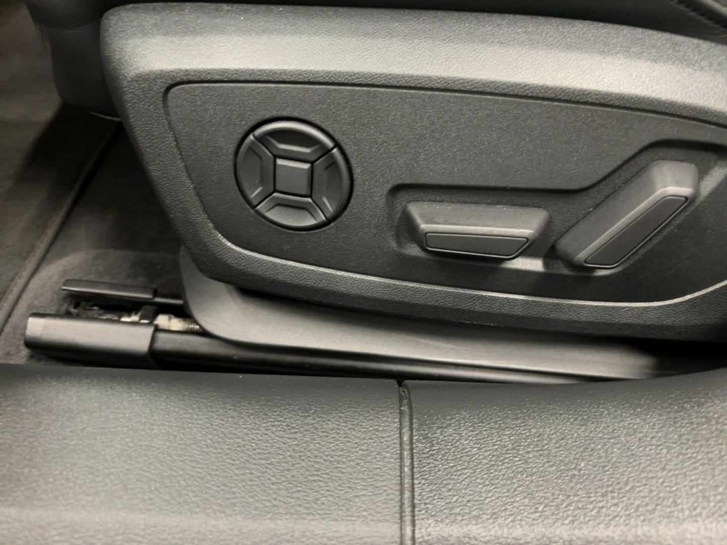 Bild über Audi A6 Avant sport 45 TFSI quattro S tronic - für weitere Informationen kontaktieren Sie den Audi Partner
