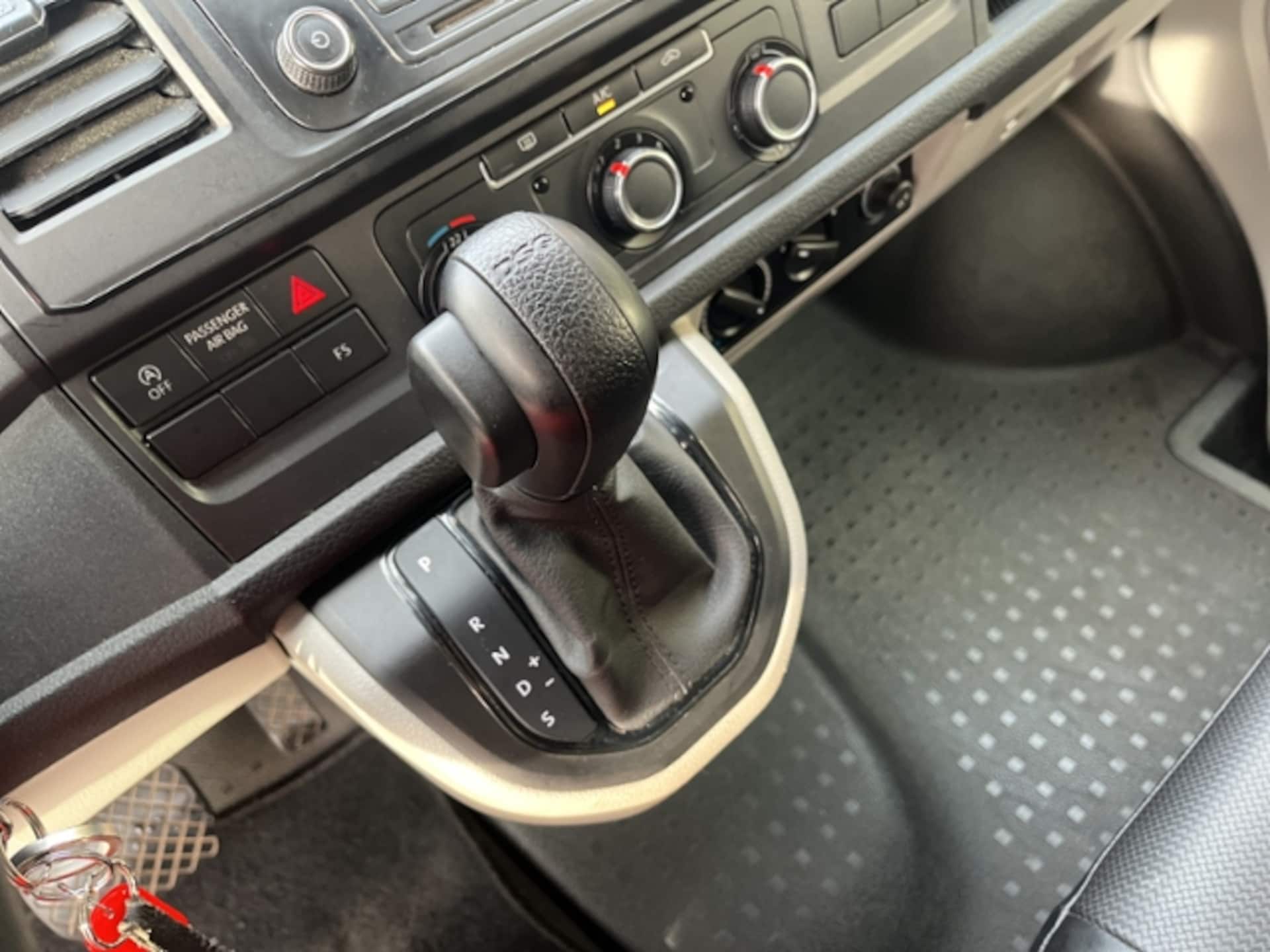 Volkswagen T6 Transporter Kombi langer Radstand