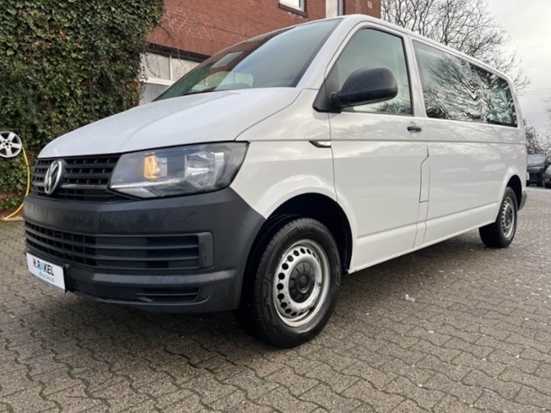 Volkswagen T6 Transporter Kombi langer Radstand