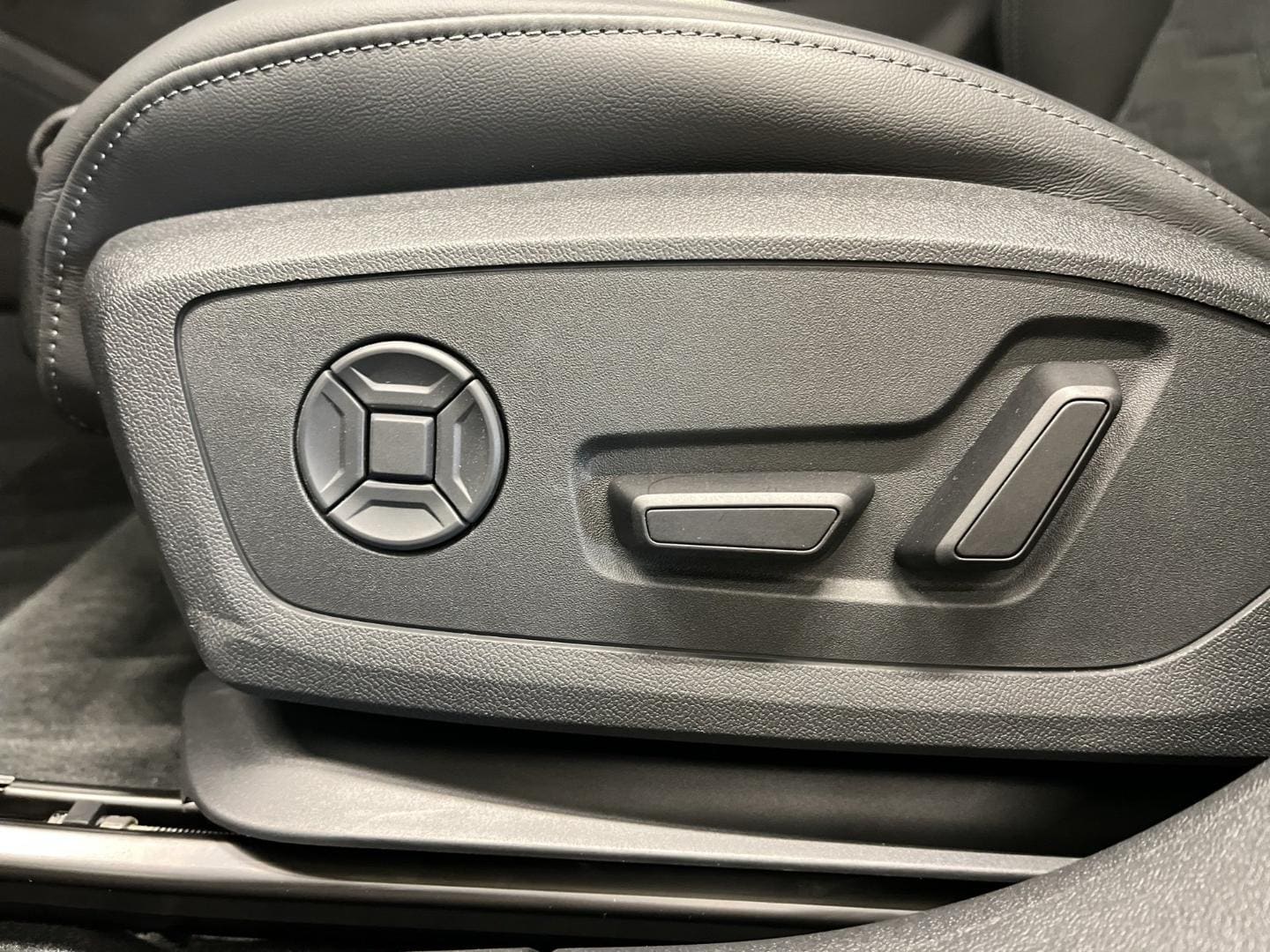 Bild über Audi A6 Avant e-tron e-tron - für weitere Informationen kontaktieren Sie den Audi Partner