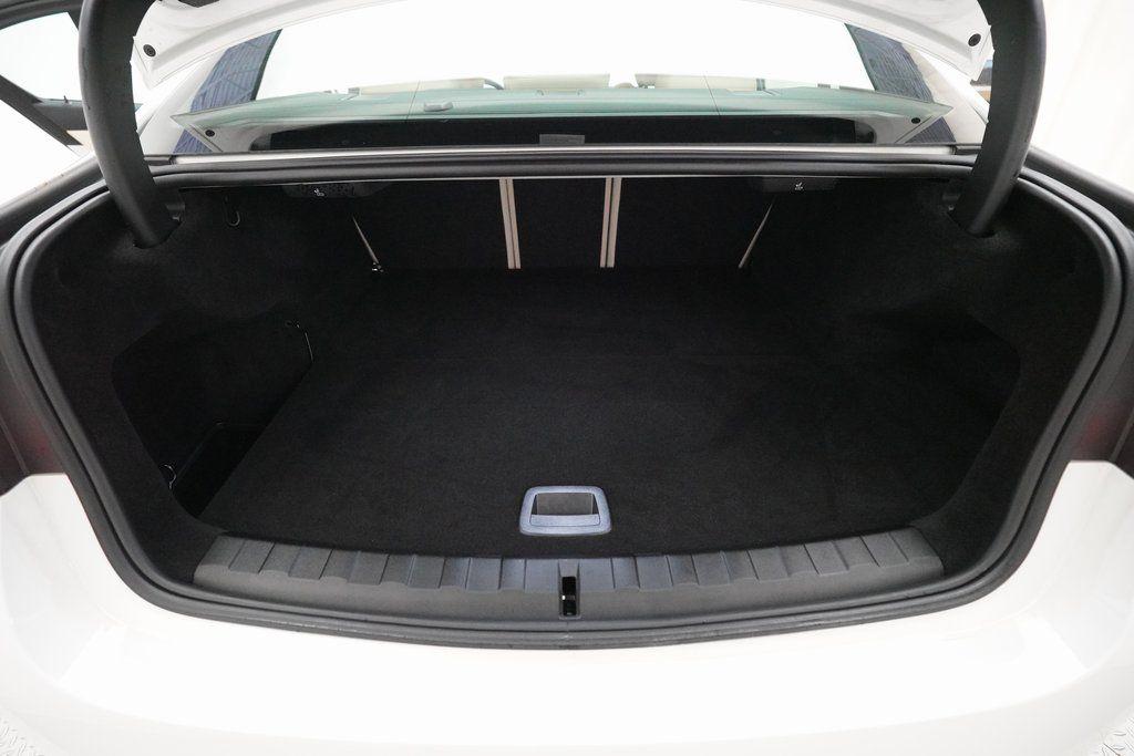 2023 BMW 3 Series 330e - Photo 10