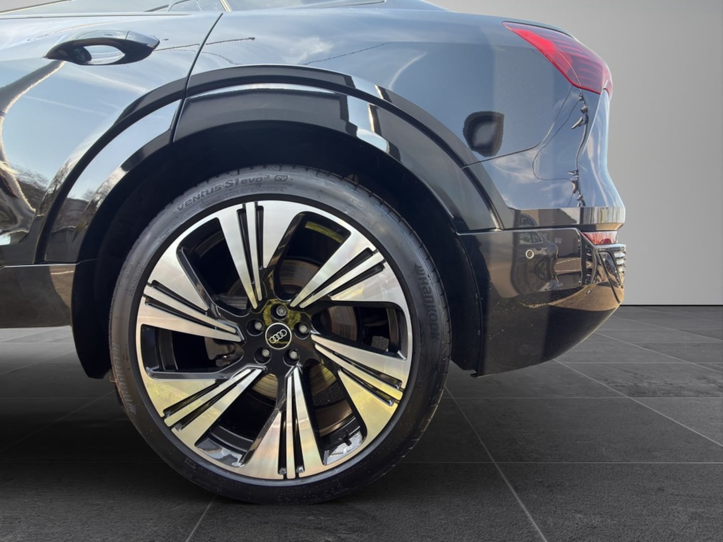 Bild über Audi Q8 Sportback e-tron S line 50 e-tron quattro - für weitere Informationen kontaktieren Sie den Audi Partner