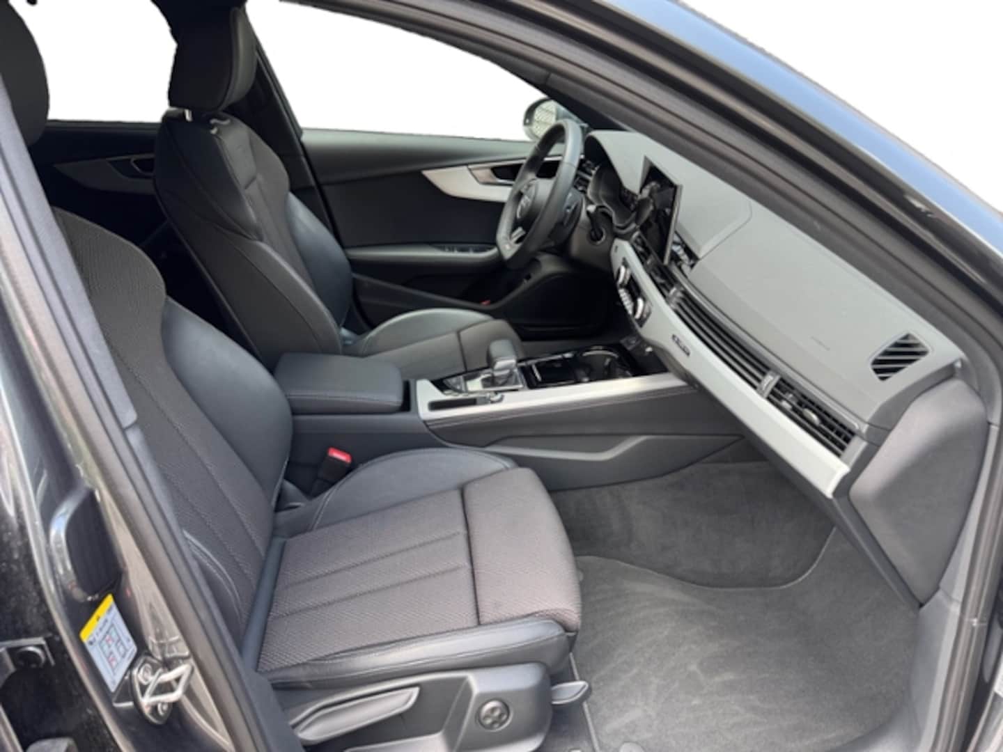 Bild über Audi A4 Avant S line 40 TFSI quattro S tronic - für weitere Informationen kontaktieren Sie den Audi Partner