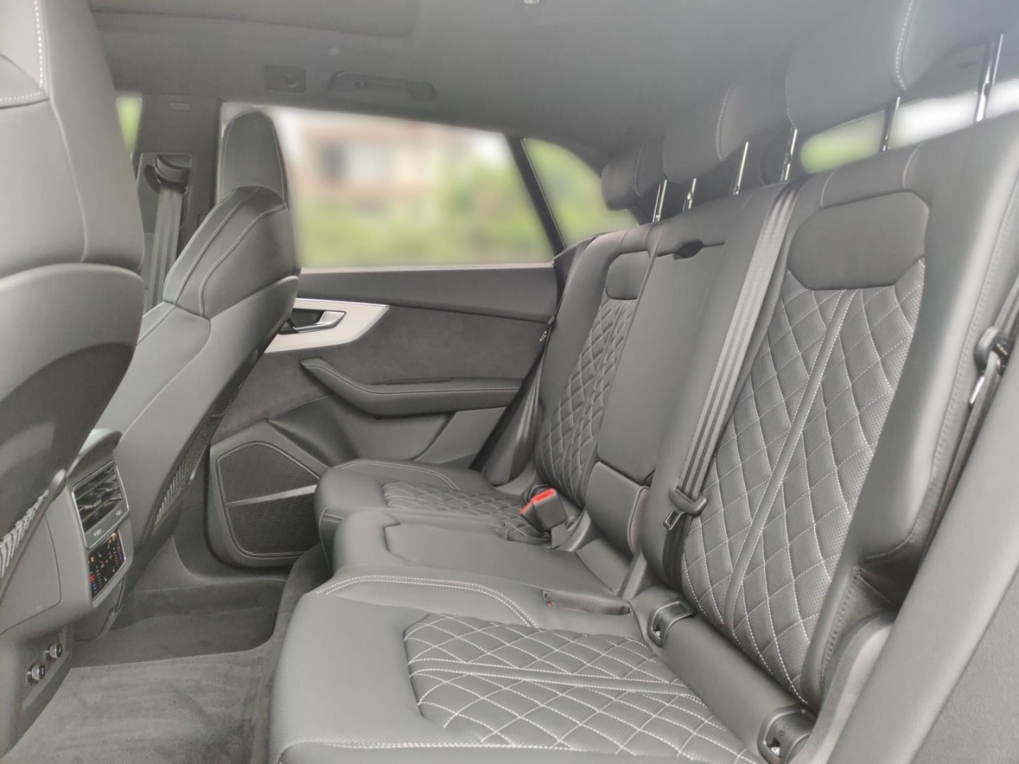 Bild über Audi Q8 SUV S line business TDI quattro 210 kW tiptronic - für weitere Informationen kontaktieren Sie den Audi Partner