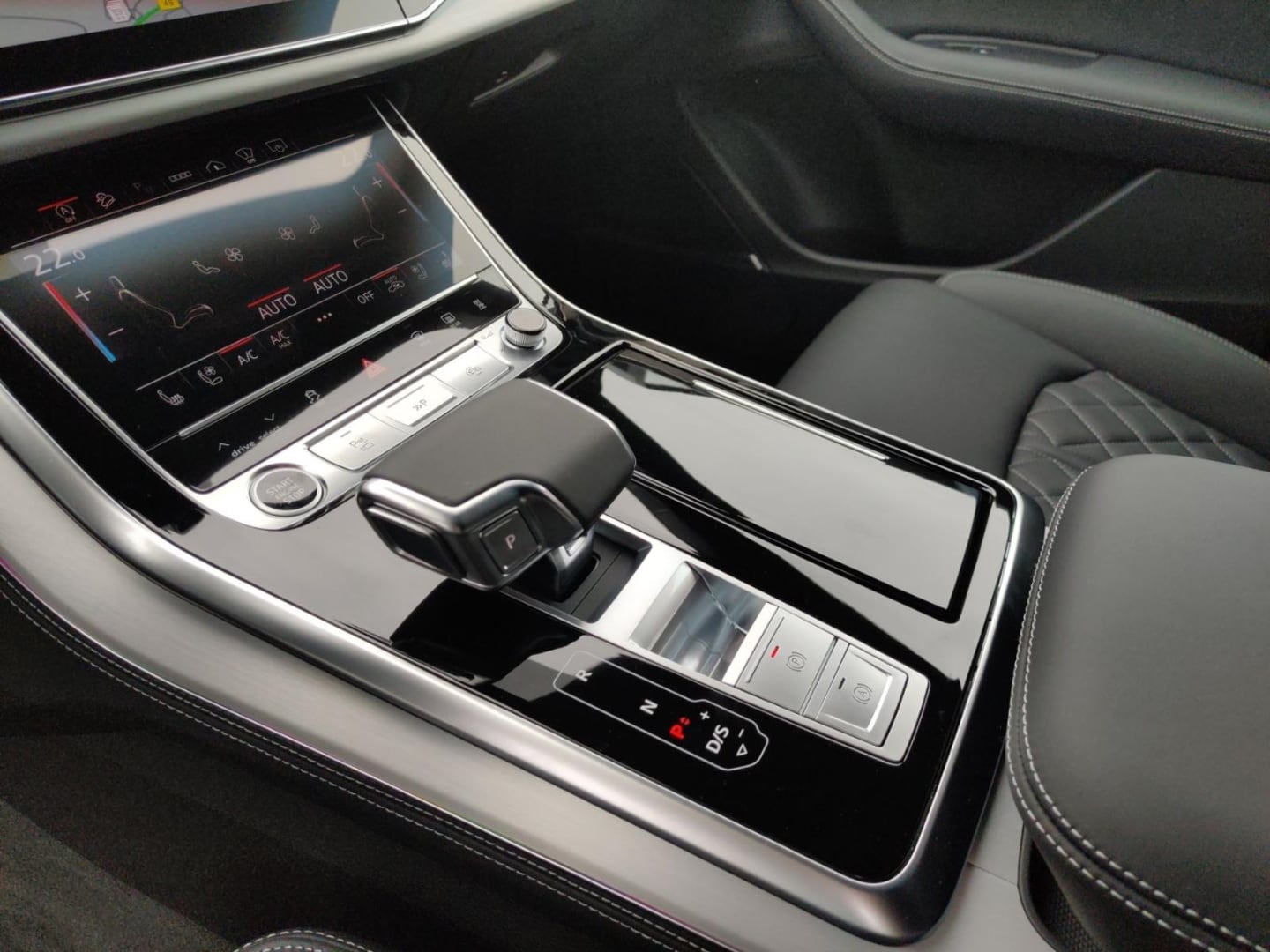 Bild über Audi Q8 SUV S line business TDI quattro 210 kW tiptronic - für weitere Informationen kontaktieren Sie den Audi Partner