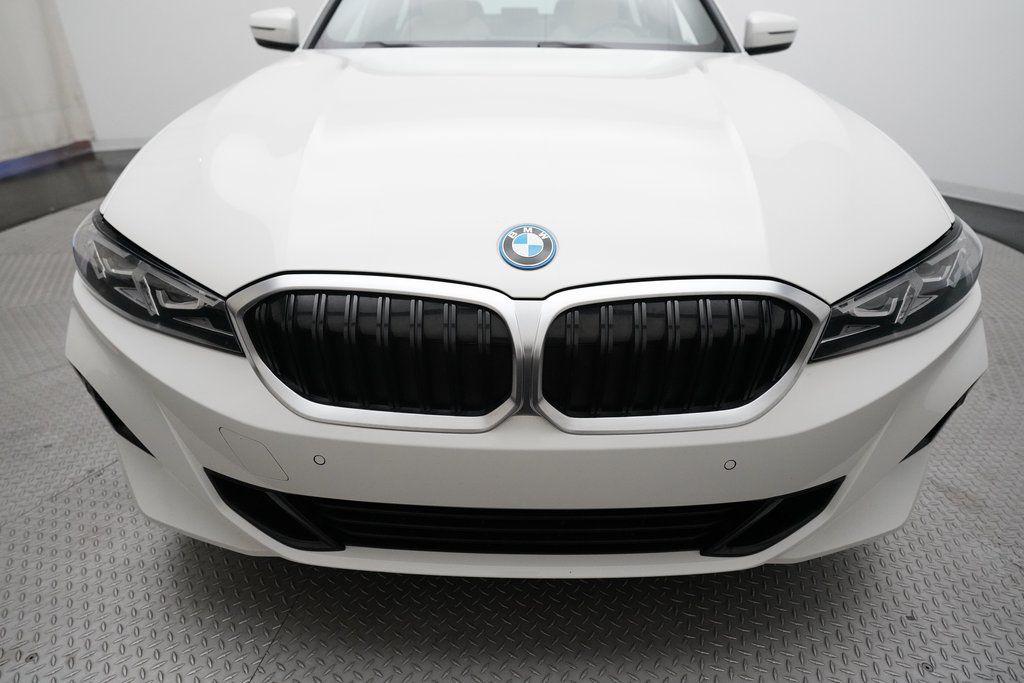 2023 BMW 3 Series 330e - Photo 21