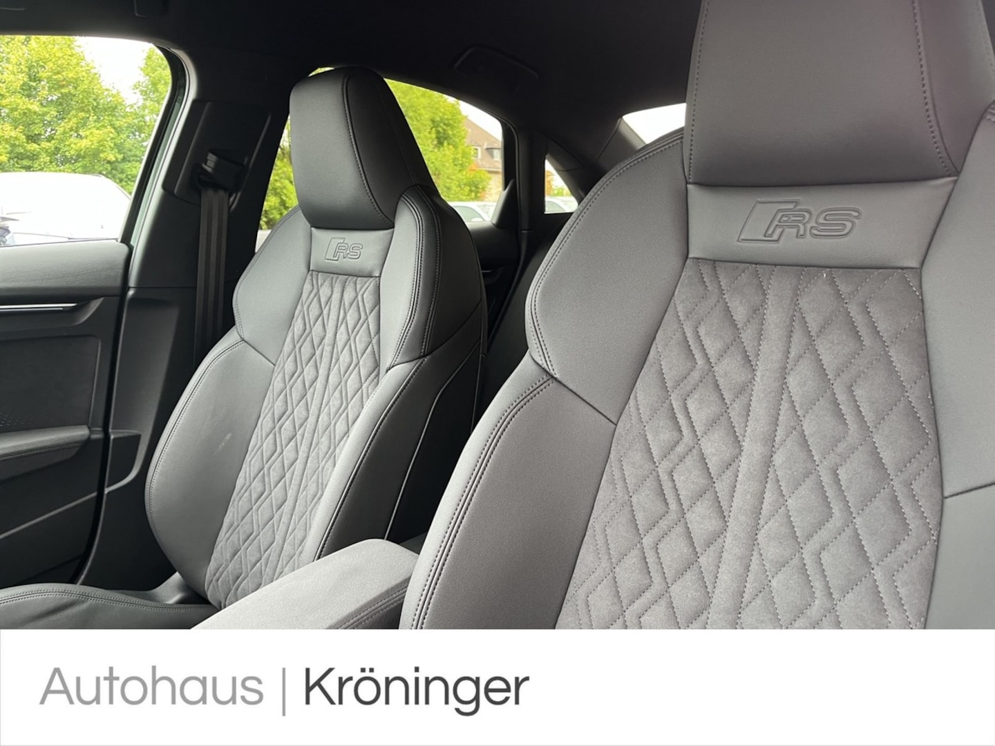 Bild über Audi RS 3 Limousine TFSI quattro S tronic - für weitere Informationen kontaktieren Sie den Audi Partner