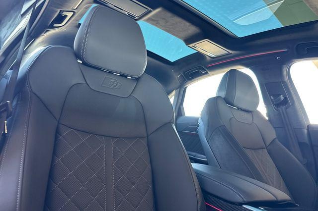 2025 Audi S8 Base - Photo 14