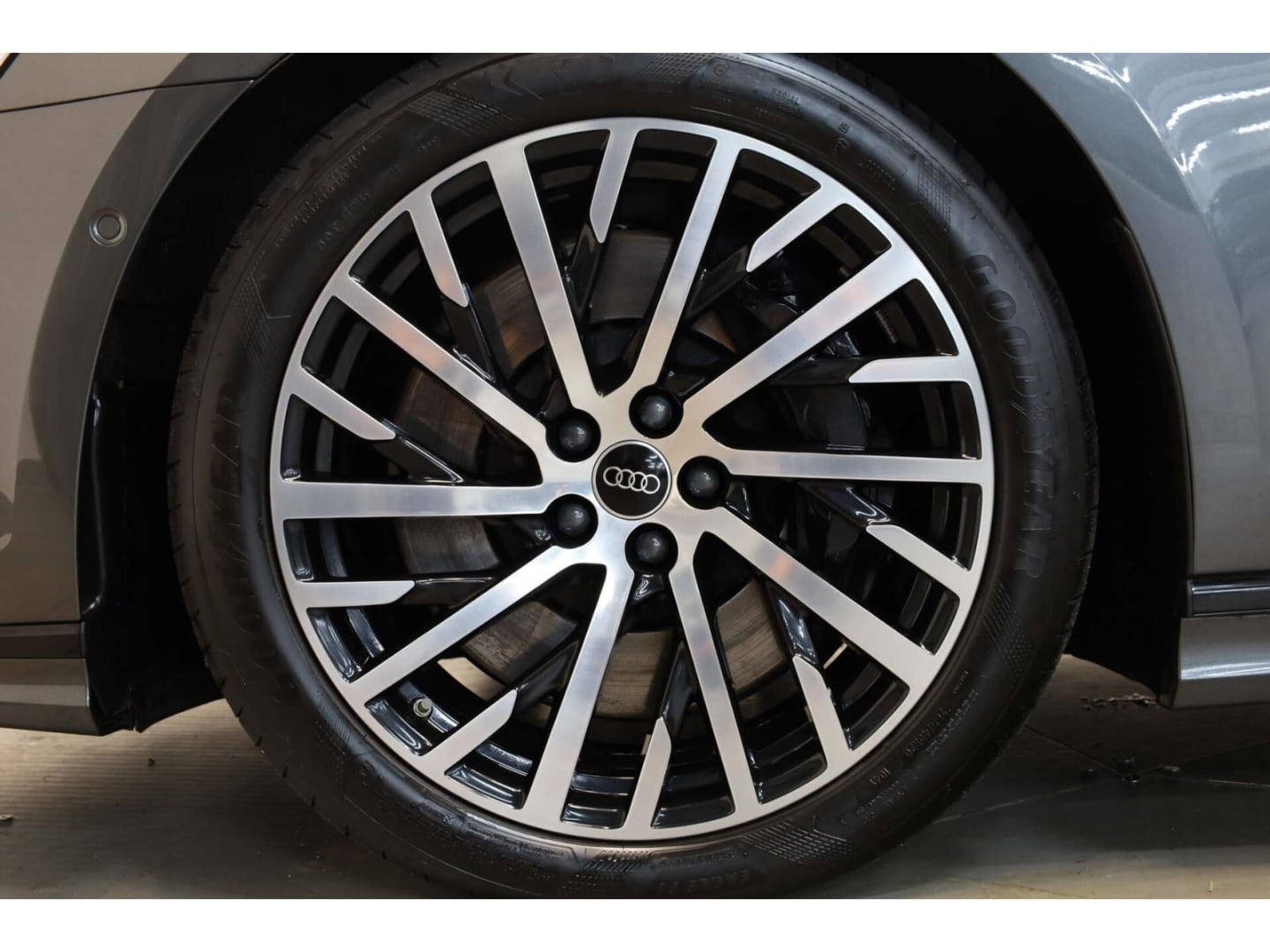 Bild über Audi A8 L TFSI e 60 TFSI e quattro tiptronic - für weitere Informationen kontaktieren Sie den Audi Partner