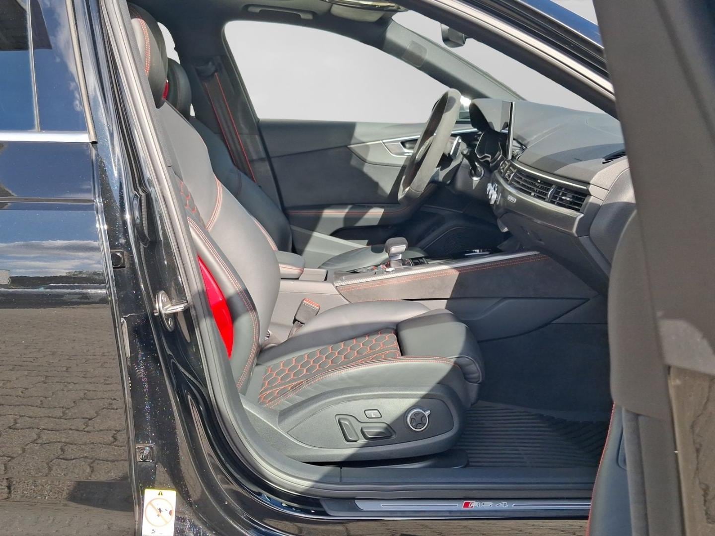 Bild über Audi RS 4 Avant TFSI quattro tiptronic - für weitere Informationen kontaktieren Sie den Audi Partner