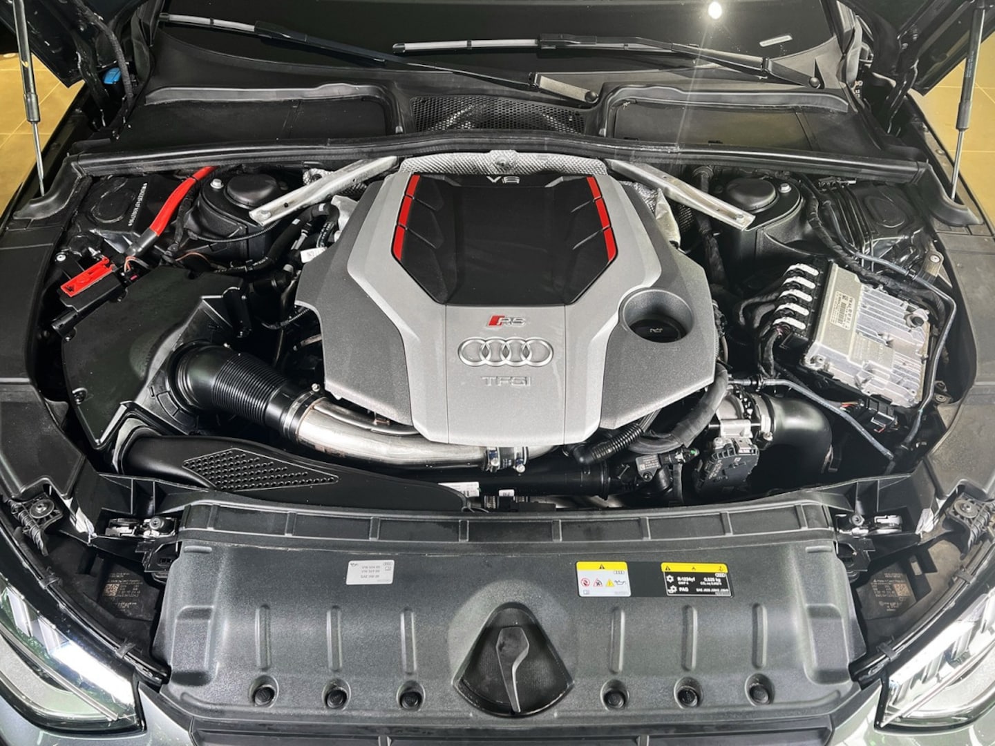 Bild über Audi RS 4 Avant TFSI quattro tiptronic - für weitere Informationen kontaktieren Sie den Audi Partner