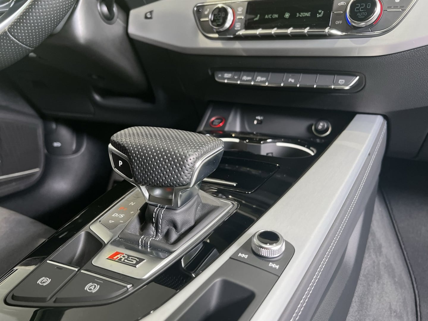 Bild über Audi RS 4 Avant TFSI quattro tiptronic - für weitere Informationen kontaktieren Sie den Audi Partner