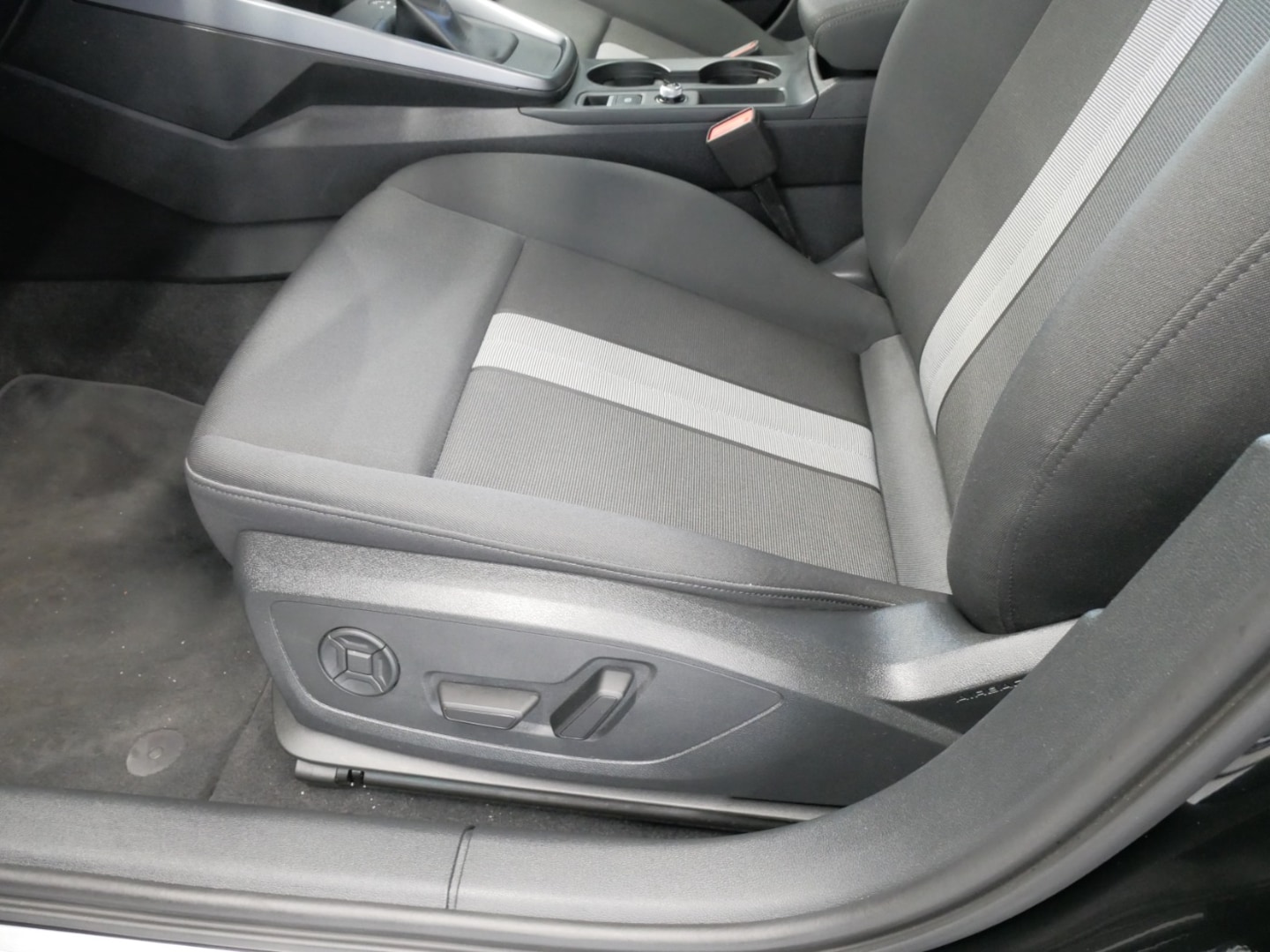 Bild über Audi A3 Sportback advanced 30 TDI Schaltgetriebe - für weitere Informationen kontaktieren Sie den Audi Partner