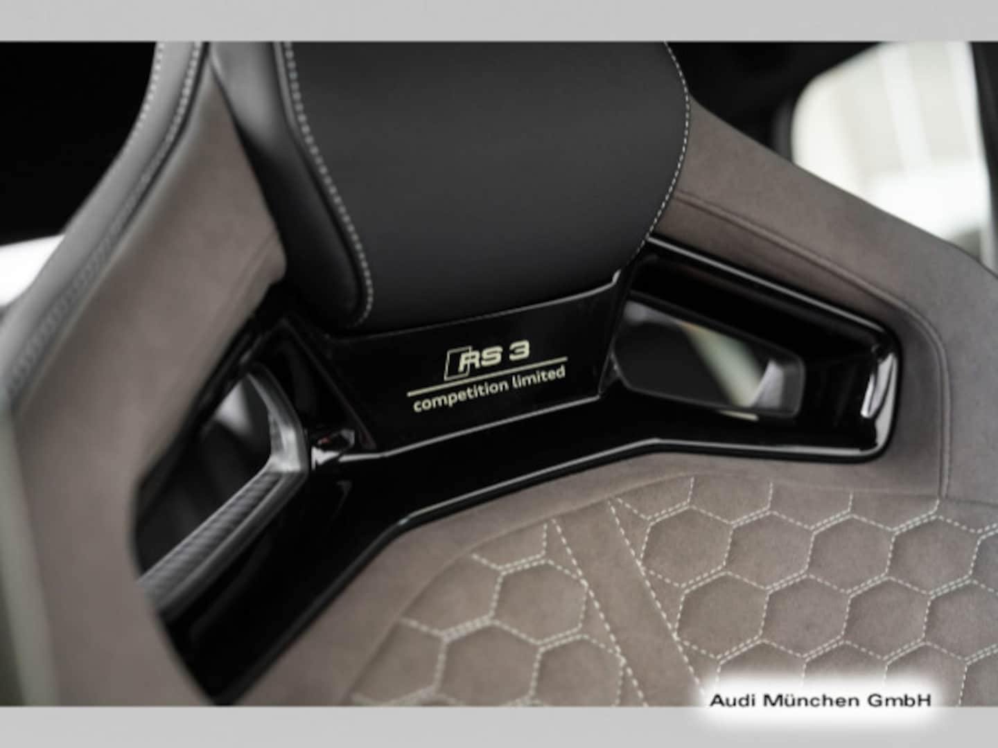 Bild über Audi RS 3 Sportback TFSI quattro 294 kW S tronic - für weitere Informationen kontaktieren Sie den Audi Partner