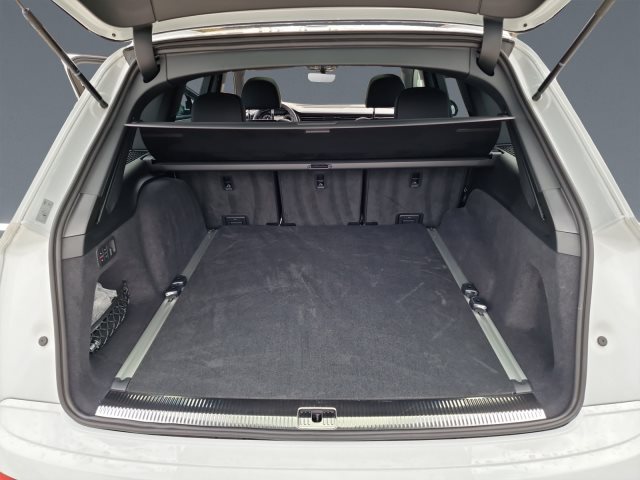Image about Audi Q7 SUV TFSI e S line 55 TFSI e quattro tiptronic