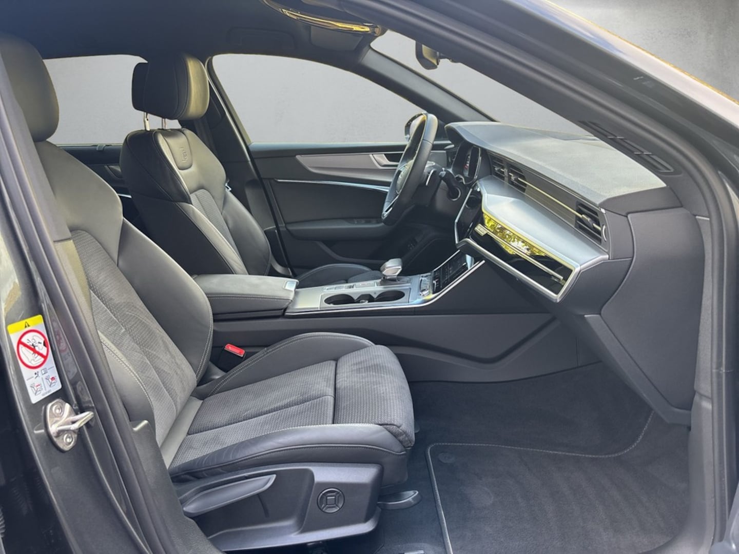 Bild über Audi A6 Avant TFSI e S line 55 TFSI e quattro S tronic - für weitere Informationen kontaktieren Sie den Audi Partner