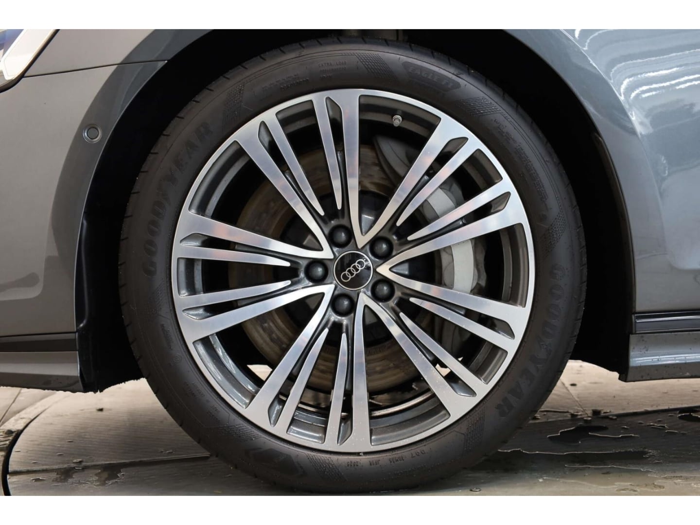 Bild über Audi A8 TFSI e 60 TFSI e quattro tiptronic - für weitere Informationen kontaktieren Sie den Audi Partner