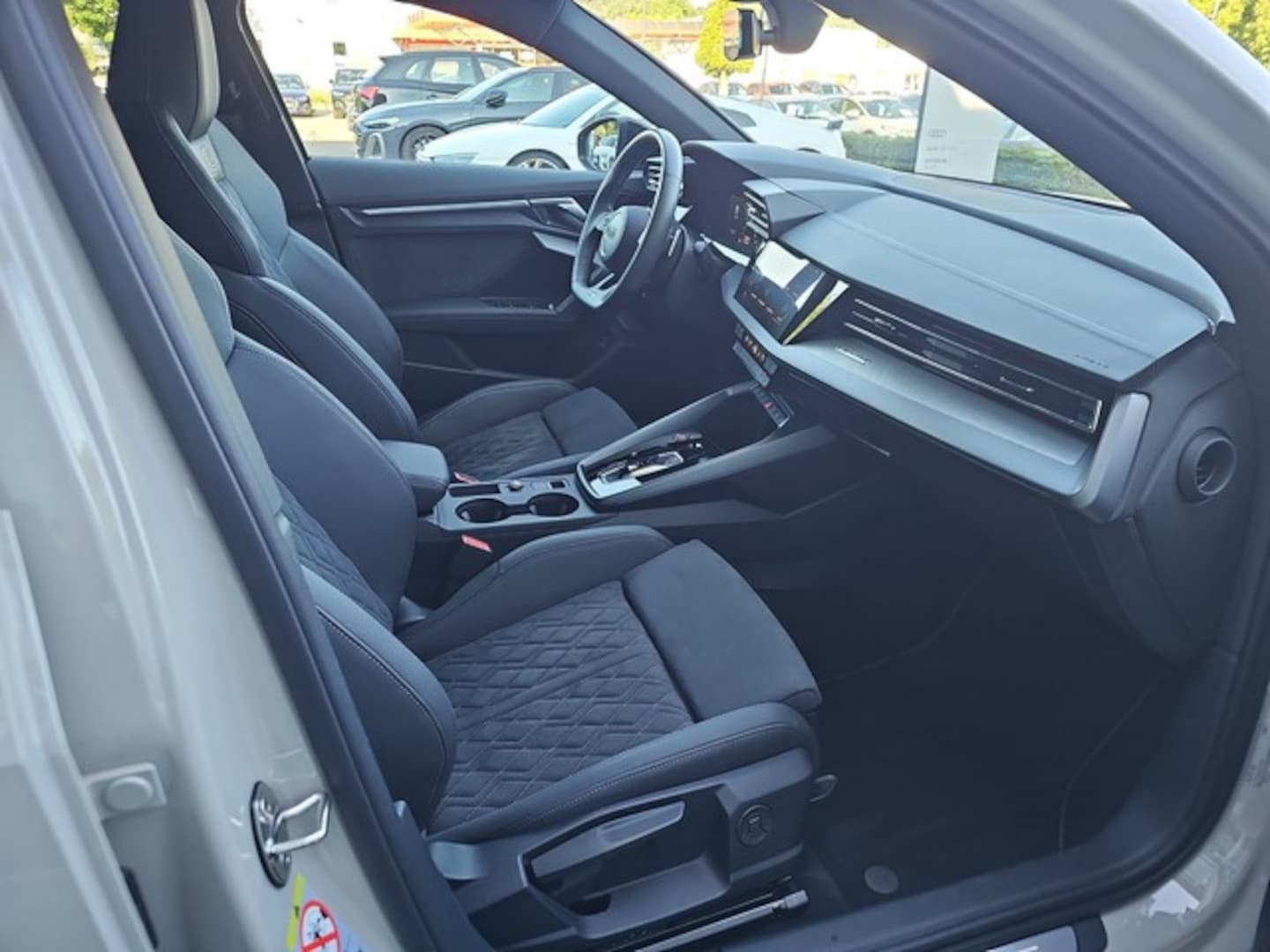 Bild über Audi S3 Limousine TFSI quattro S tronic - für weitere Informationen kontaktieren Sie den Audi Partner