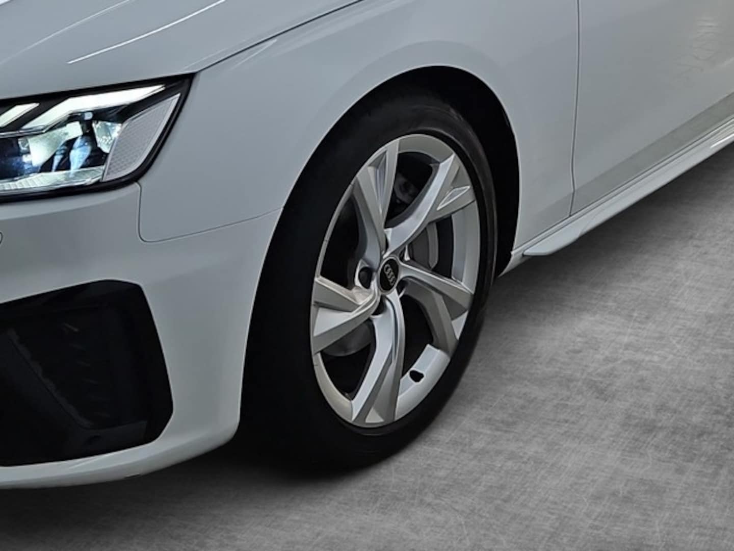 Bild über Audi A4 Avant S line 40 TFSI quattro S tronic - für weitere Informationen kontaktieren Sie den Audi Partner