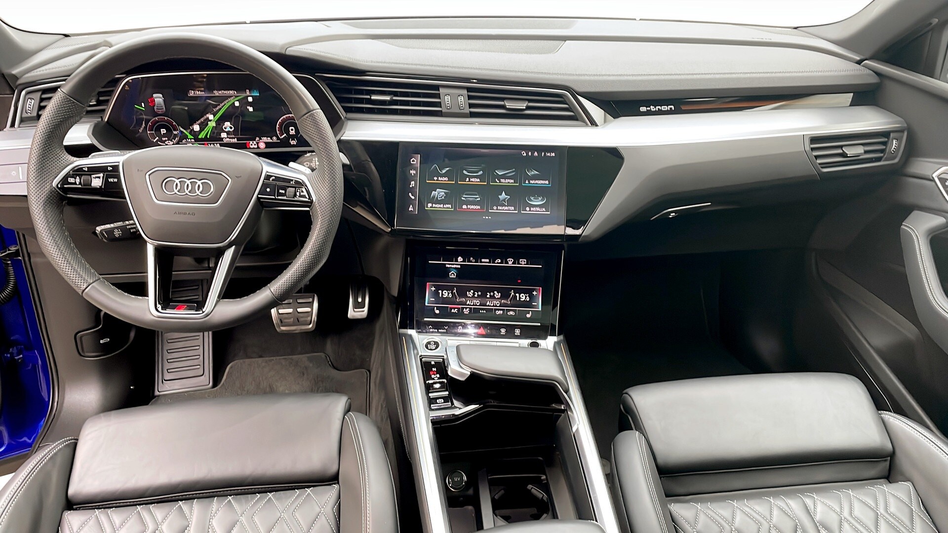 Bild som visar&nbsp;Audi Q8 Sportback e-tron&nbsp;Q8 Sportback 55 e-tron quattro S line 300,00 kW - för mer information kontakta din Audi Partner