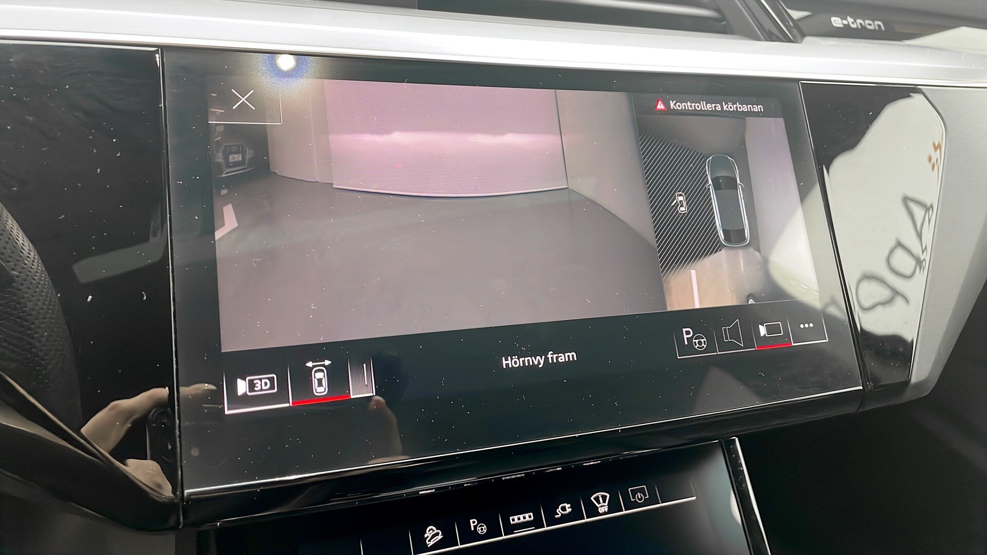 Bild som visar&nbsp;Audi Q8 Sportback e-tron&nbsp;Q8 Sportback 55 e-tron quattro S line 300,00 kW - för mer information kontakta din Audi Partner