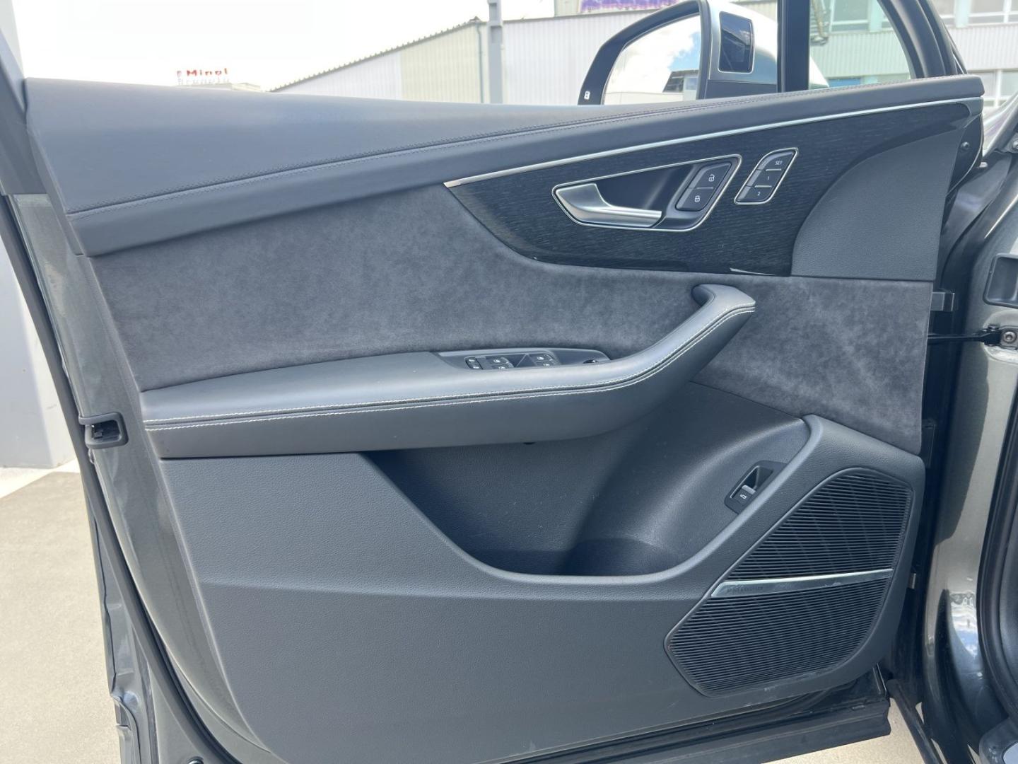 Image about Audi SQ7 TFSI quattro tiptronic