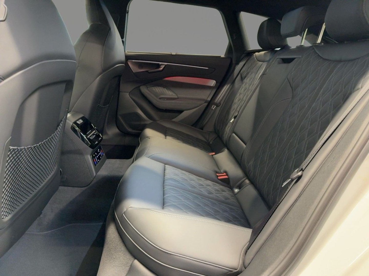Bild über Audi A6 Avant TDI quattro 220 kW S tronic - für weitere Informationen kontaktieren Sie den Audi Partner