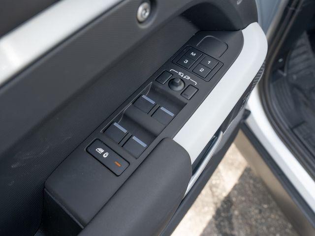 2024 Land Rover Defender SE - Photo 16
